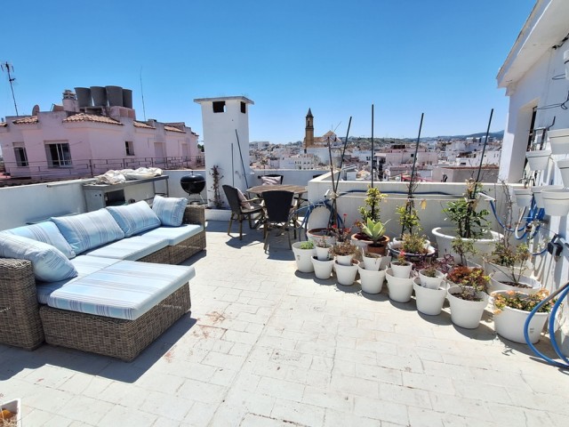 Commercial avec 5 Chambres  à Estepona