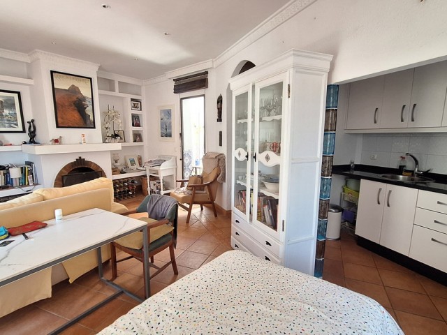 Commercial avec 5 Chambres  à Estepona