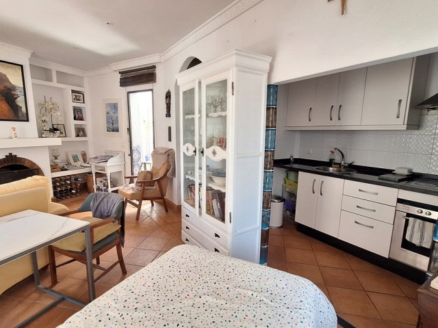 Commercial avec 5 Chambres  à Estepona