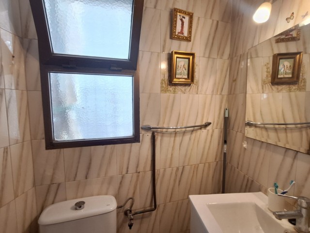 Commercial avec 5 Chambres  à Estepona