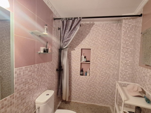 Commercial avec 5 Chambres  à Estepona