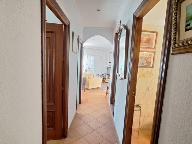 Commercial avec 5 Chambres  à Estepona