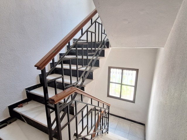 Commercial avec 5 Chambres  à Estepona