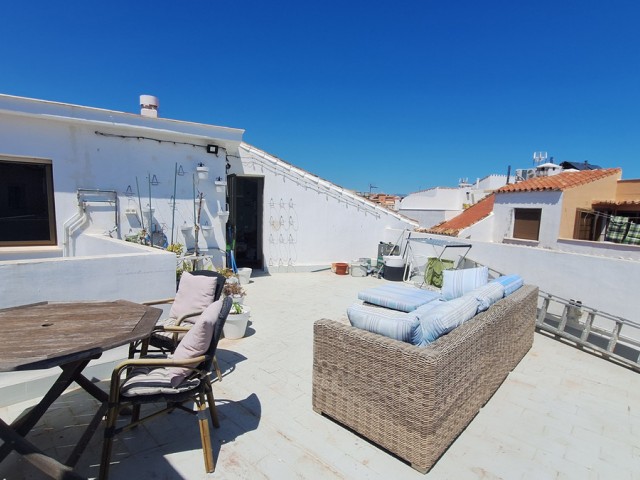 Commercial avec 5 Chambres  à Estepona