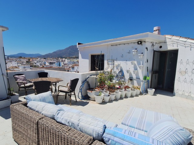 Commercial avec 5 Chambres  à Estepona