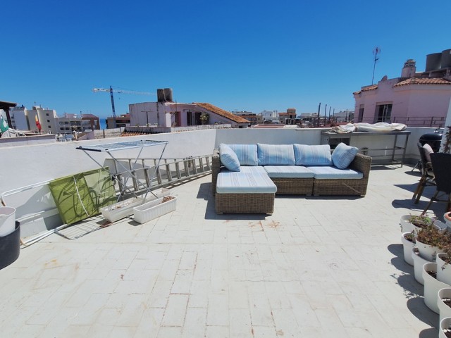 Commercial avec 5 Chambres  à Estepona