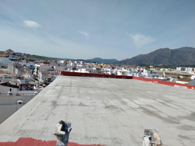 Commercial avec 5 Chambres  à Estepona