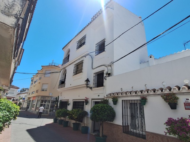 Commercial avec 5 Chambres  à Estepona