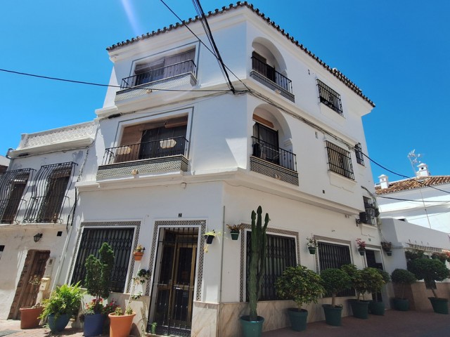 Commercial avec 5 Chambres  à Estepona