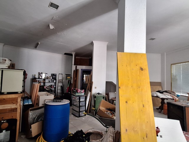 Commercial avec 5 Chambres  à Estepona