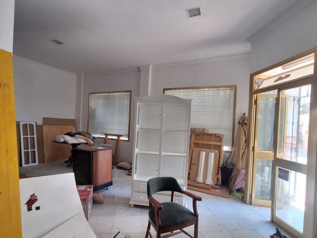 Commercial avec 5 Chambres  à Estepona