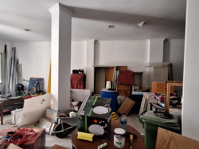 Commercial avec 5 Chambres  à Estepona
