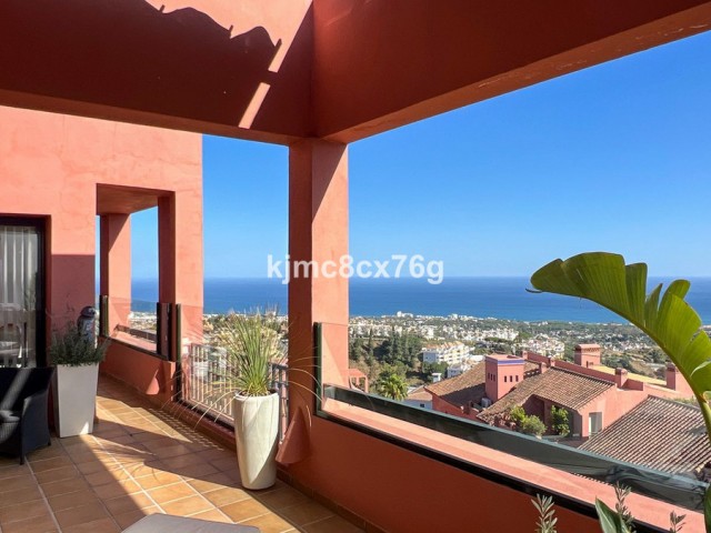 4 Bedrooms Apartment in Calahonda