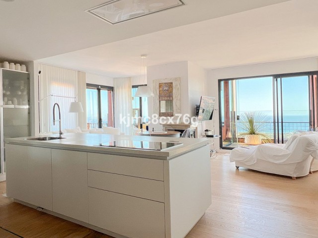 4 Bedrooms Apartment in Calahonda