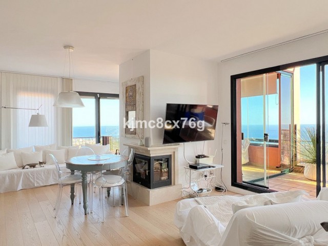 4 Bedrooms Apartment in Calahonda