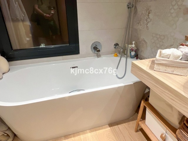 4 Bedrooms Apartment in Calahonda
