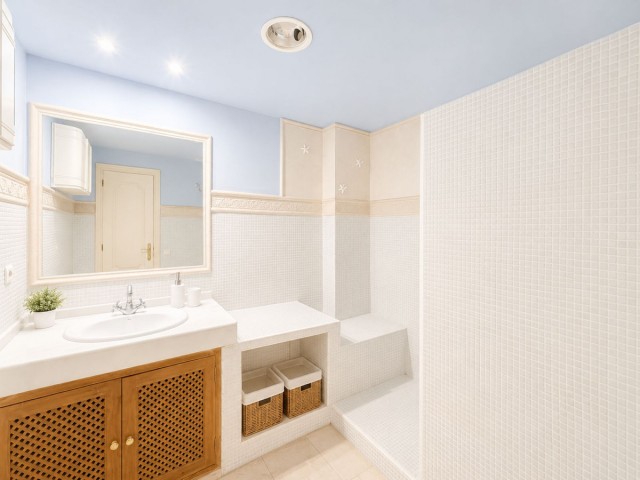 Appartement avec 3 Chambres  à Estepona