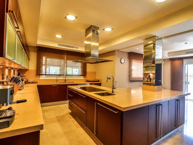 5 Bedrooms Villa in Marbella