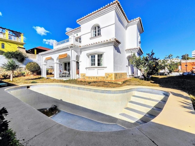 4 Bedrooms Villa in Benalmadena Costa