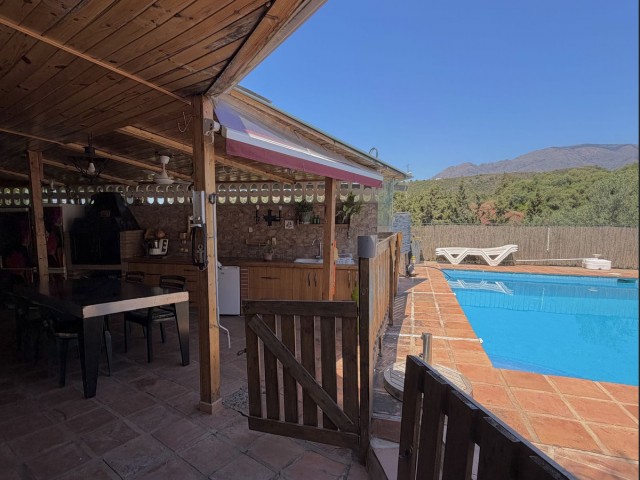 6 Bedrooms Villa in Estepona