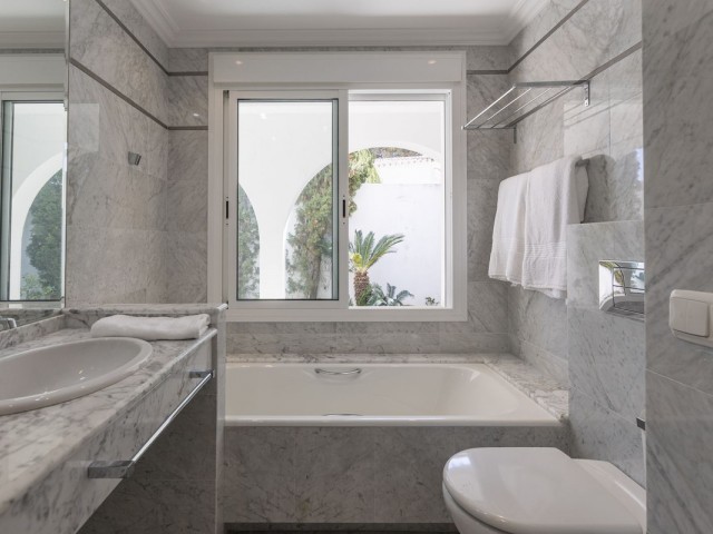 5 Bedrooms Villa in Los Monteros
