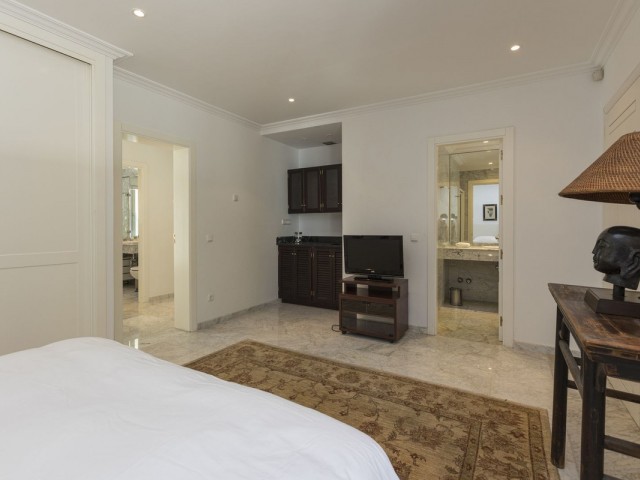 5 Bedrooms Villa in Los Monteros