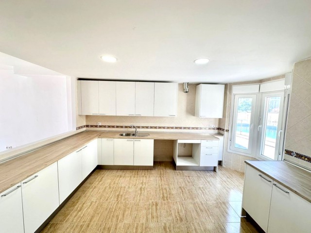 4 Bedrooms Townhouse in Los Boliches