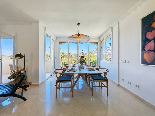 Apartamento con 2 Dormitorios  en Benahavís