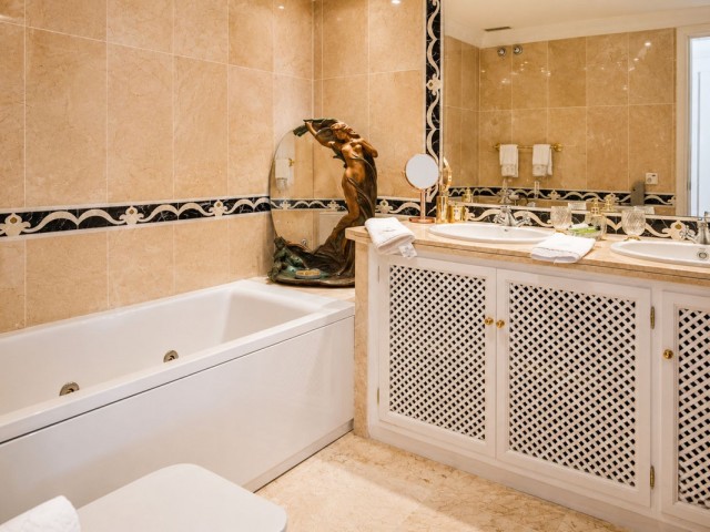 2 Bedrooms Apartment in Guadalmina Alta
