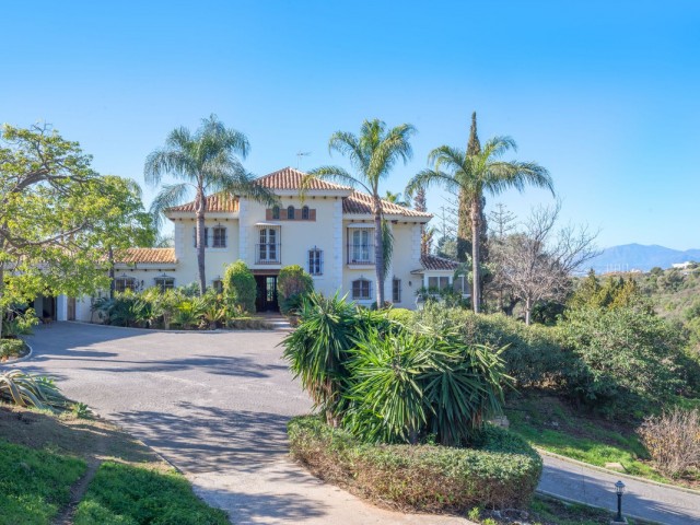 Villa con 8 Dormitorios  en Altos de los Monteros