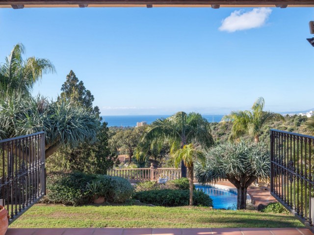 Villa con 8 Dormitorios  en Altos de los Monteros