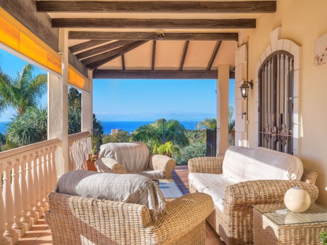Villa con 8 Dormitorios  en Altos de los Monteros