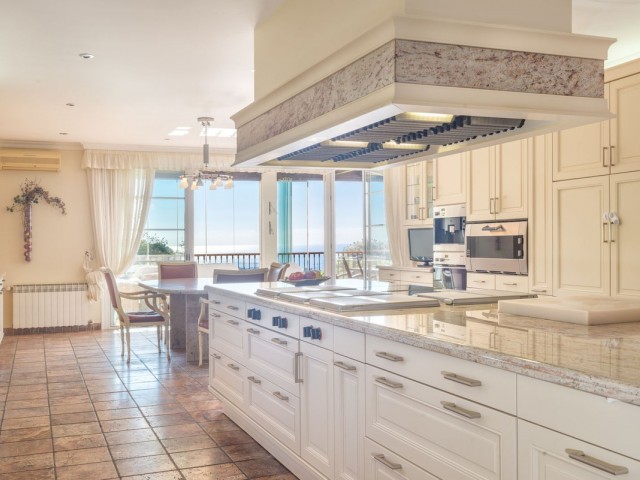 Villa con 8 Dormitorios  en Altos de los Monteros
