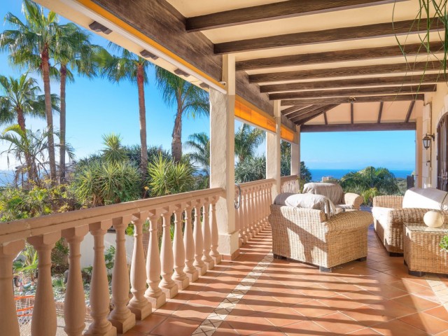 Villa con 8 Dormitorios  en Altos de los Monteros