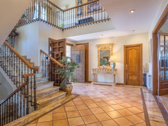 Villa con 8 Dormitorios  en Altos de los Monteros