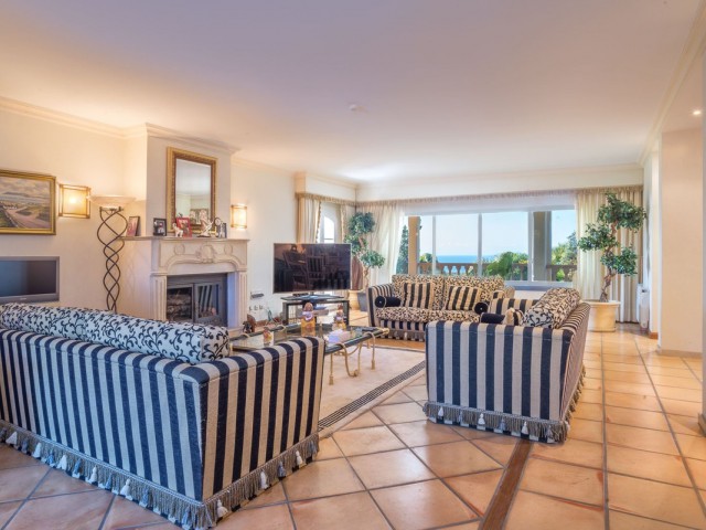 Villa con 8 Dormitorios  en Altos de los Monteros