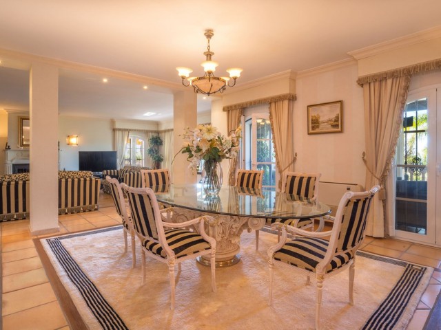 Villa con 8 Dormitorios  en Altos de los Monteros
