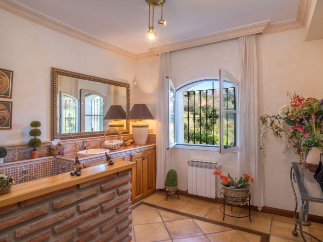 Villa con 8 Dormitorios  en Altos de los Monteros