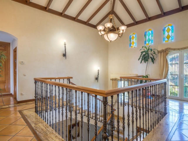Villa con 8 Dormitorios  en Altos de los Monteros