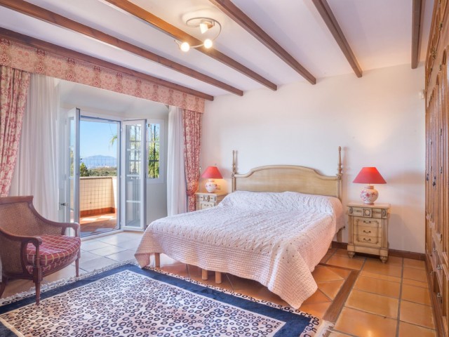 Villa con 8 Dormitorios  en Altos de los Monteros