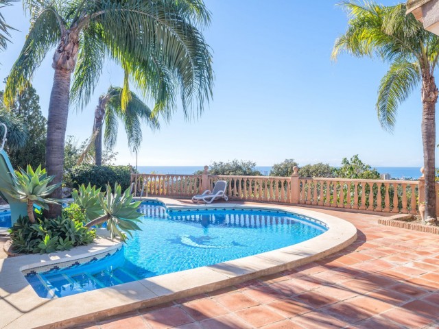 Villa con 8 Dormitorios  en Altos de los Monteros