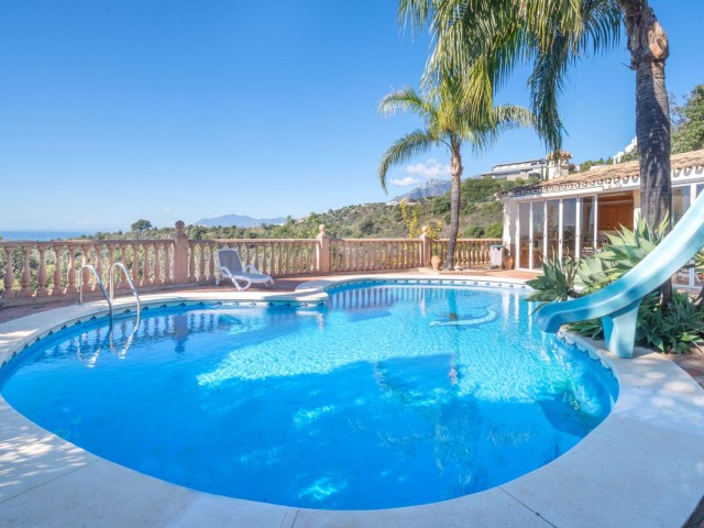 Villa con 8 Dormitorios  en Altos de los Monteros