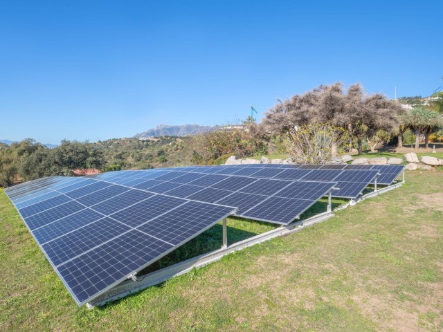 Villa con 8 Dormitorios  en Altos de los Monteros