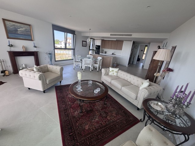 Apartamento con 3 Dormitorios  en Selwo