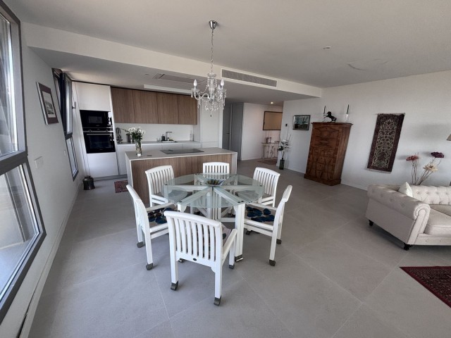 Apartamento con 3 Dormitorios  en Selwo