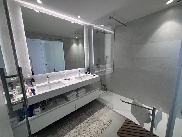 Apartamento con 3 Dormitorios  en Selwo