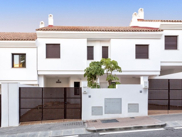 Maison mitoyenne avec 4 Chambres  à Mijas Costa