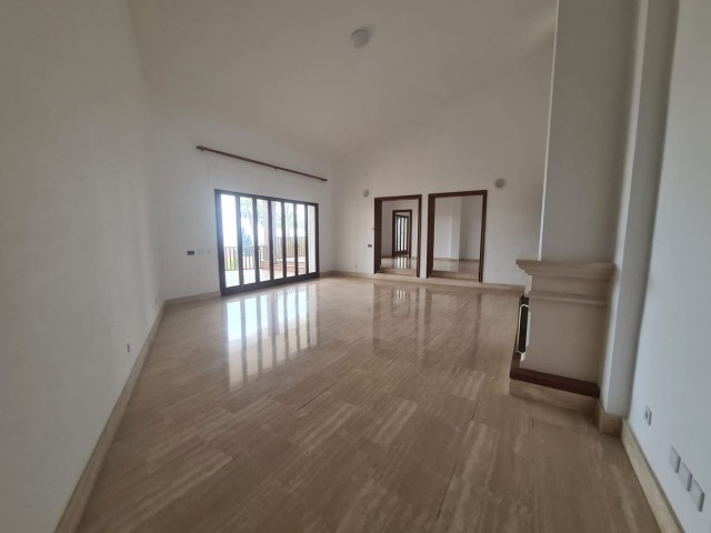 Villa con 8 Dormitorios  en La Capellania