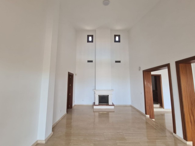 Villa con 8 Dormitorios  en La Capellania