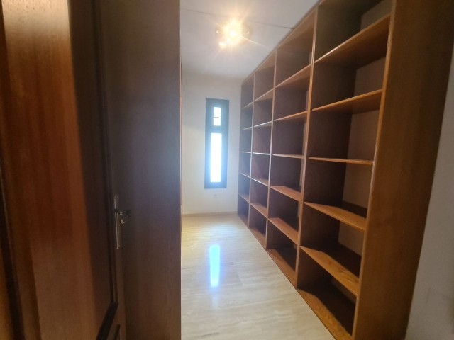 Villa con 8 Dormitorios  en La Capellania